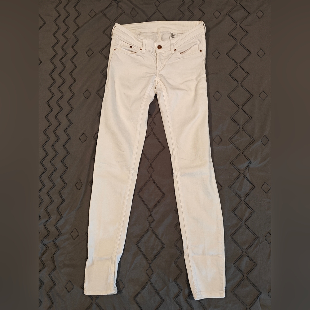 White skinny jeans